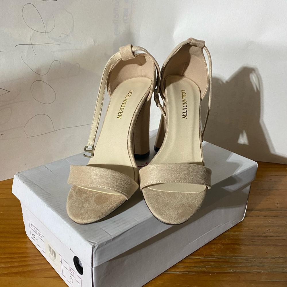Loslandifen heels. Brand new size 6